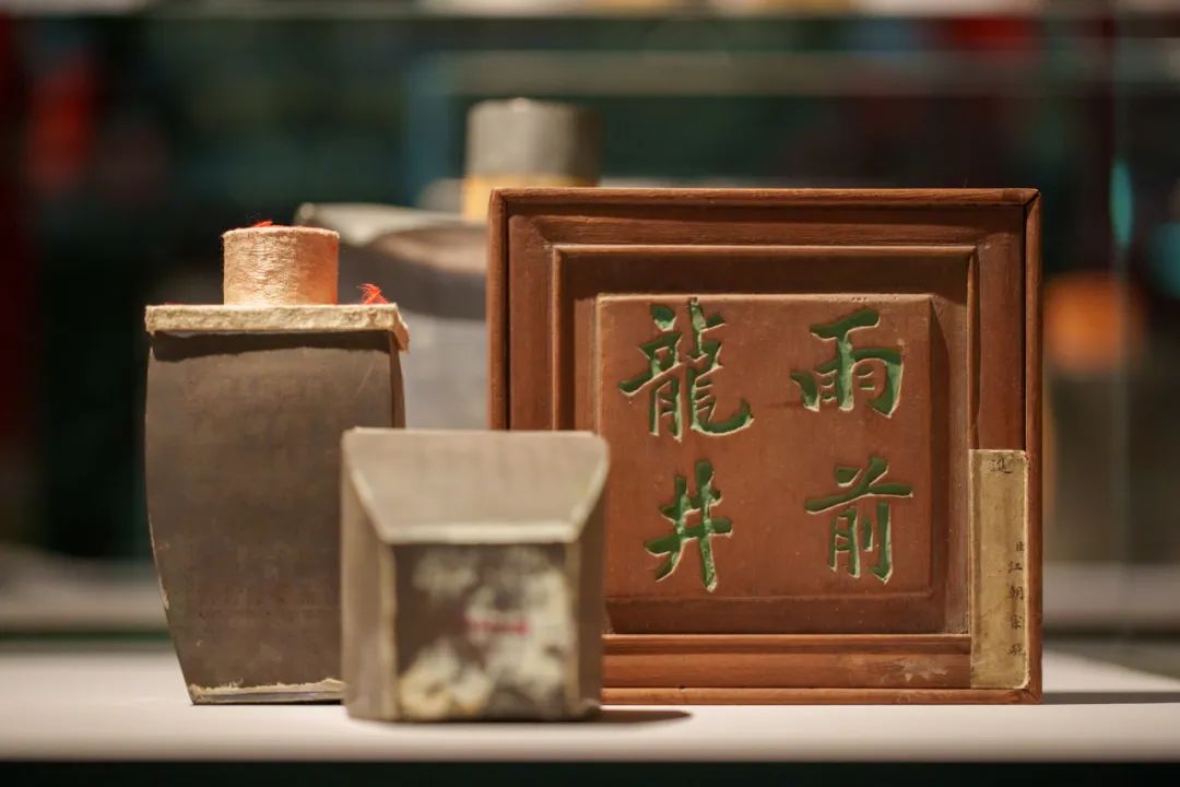 貫入青磁錫口阿古陀茶壷 资讯详情