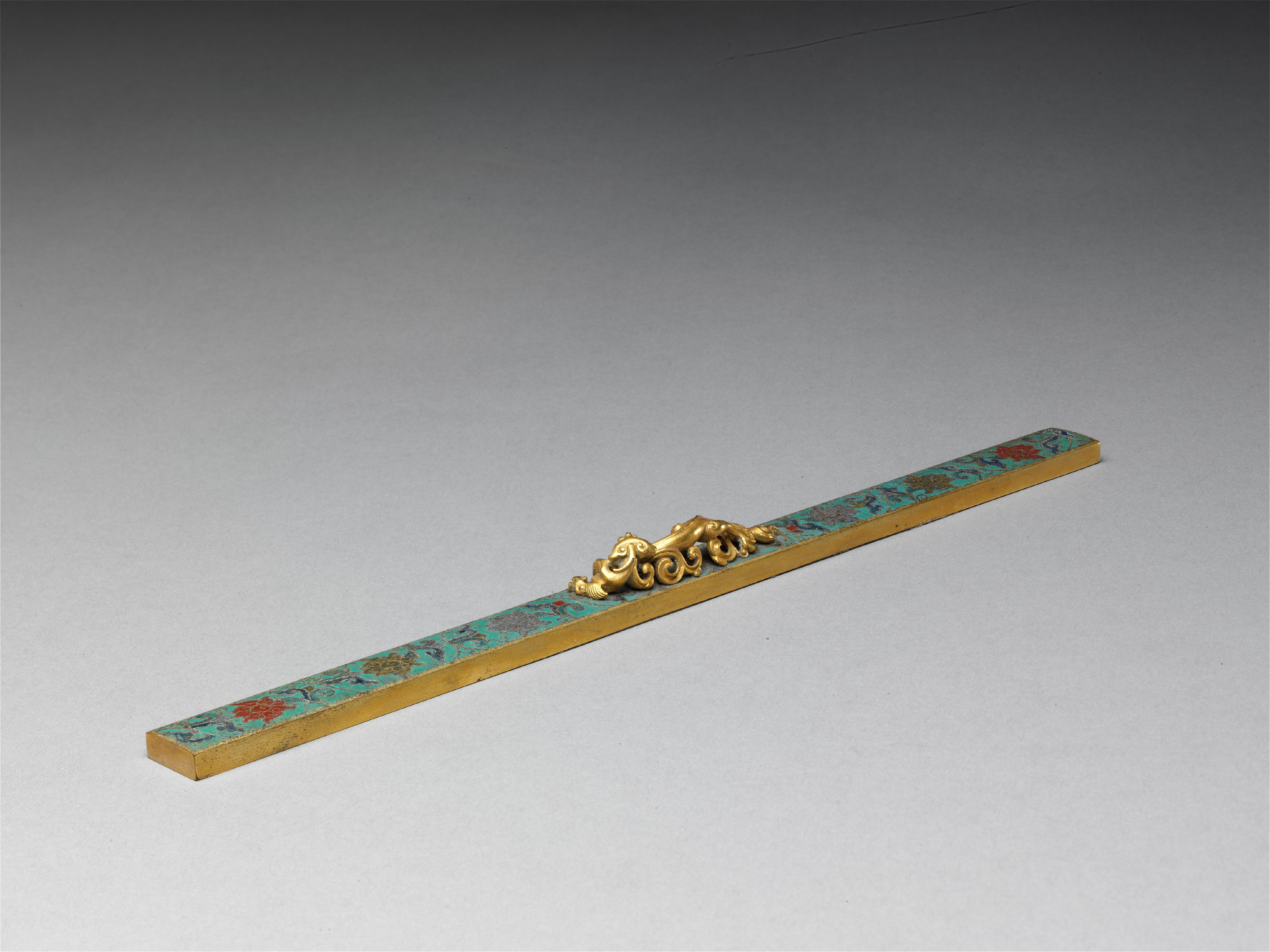 掐丝珐琅勾莲纹螭钮镇尺