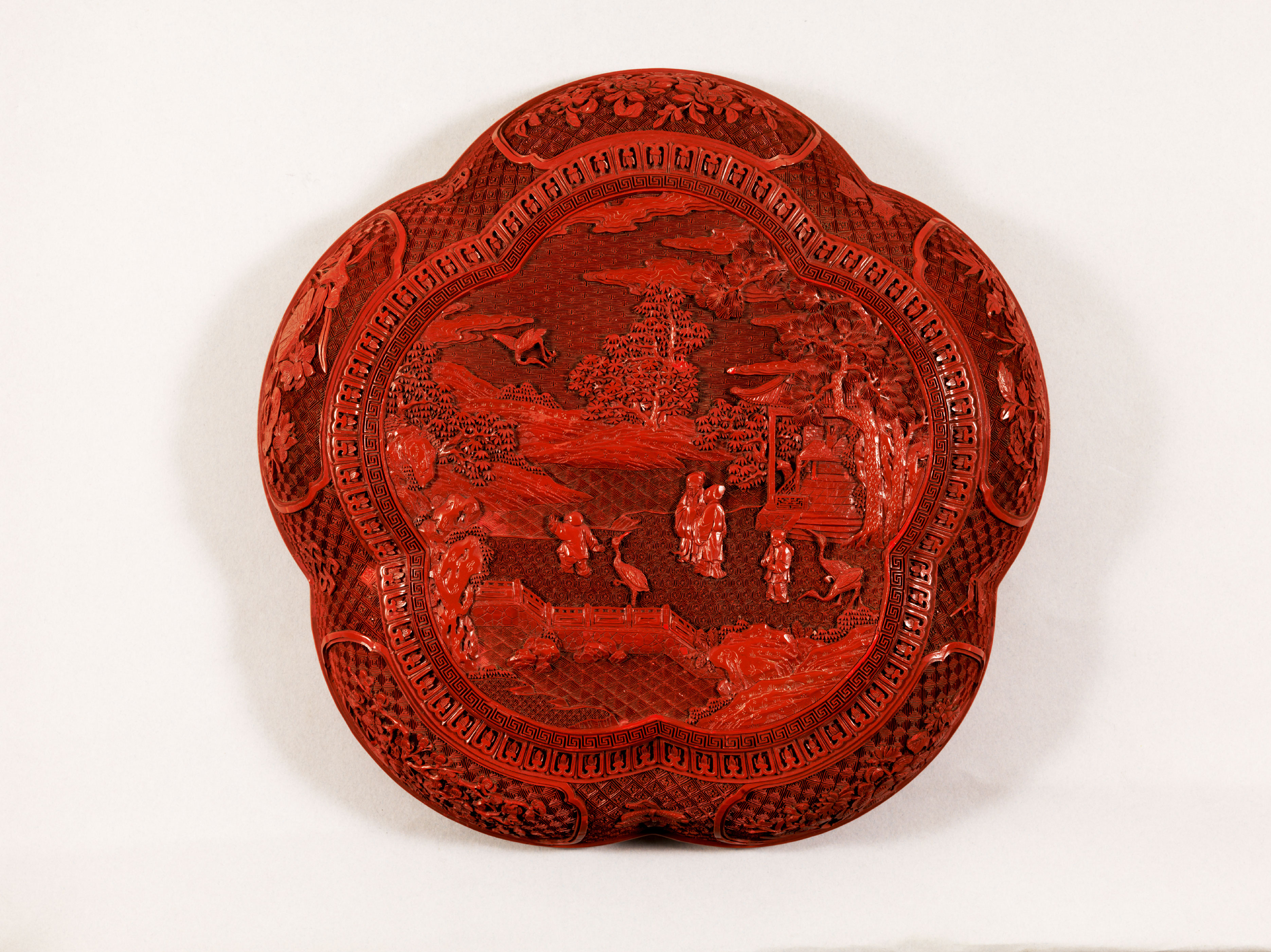 乾隆款剔红山水人物放鹤图梅花式盒- 故宫博物院